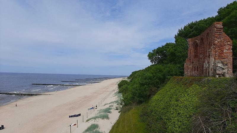 06. Templom romjai. A 15.századtól tőbbszőr átépítették. Az 1800-as évektől a tenger kezdte alámosni és lerombolni..jpg